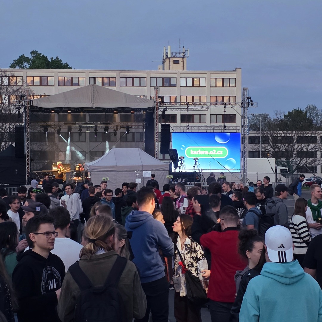 Kdy naposledy jste si odskočili z kanclu na festival? 🎶 Naši O2 Guru takto vyrážejí docela často, ale pro kolegyně z HR to byl netradiční pracovní den.

Festival SHOW Silicon Hill od a pro studenty ČVUT jsme si prostě nemohli nechat ujít. A proto jsme sbalili náš O2 Guru stánek a rozložili chill-out zónu u strahovských kolejí. 🧘 Soutěžili jsme, dobíjeli telefony a energii, ale hlavně si povídali. O tom, proč by právě O2 mohlo být ideálním místem pro rozjezd kariéry, když skončí škola. 🚀 Máme vlastní AI centrum, řešíme IT vývoj, testování, kyberbezpečnost, ale také inovace v dopravě. Seznam kariérních možností u nás scrollujete opravdu dlooouho.

Děkujeme všem, kteří se zastavili. Festival je vždy dobrý nápad! 💙

#o2zije #kariera #festival #cvut #siliconhill #karieravit #studentlife #studenti #o2guru